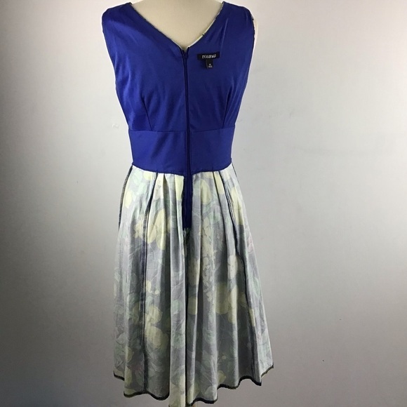 ROZ & Ali fit and flare, cross bodice, self tie box pleated skirt dress.… - Picture 11 of 12